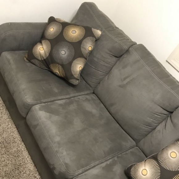 Grey couch - Picture 2 of 4